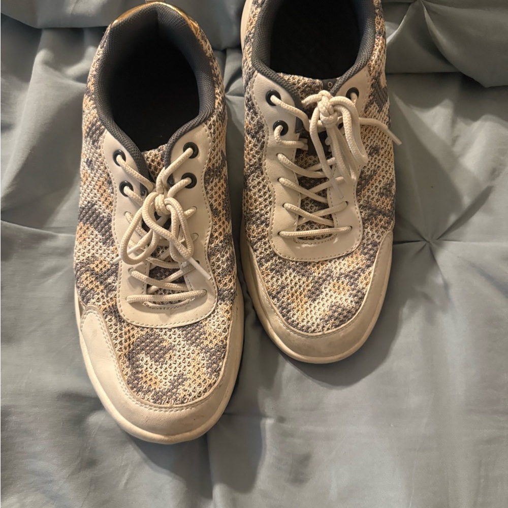 Stylish Women's Sneakers in Cream and Gray